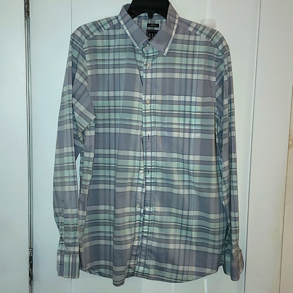 Gap Lightweight Casual Button Standard Fit Shirt. Size M